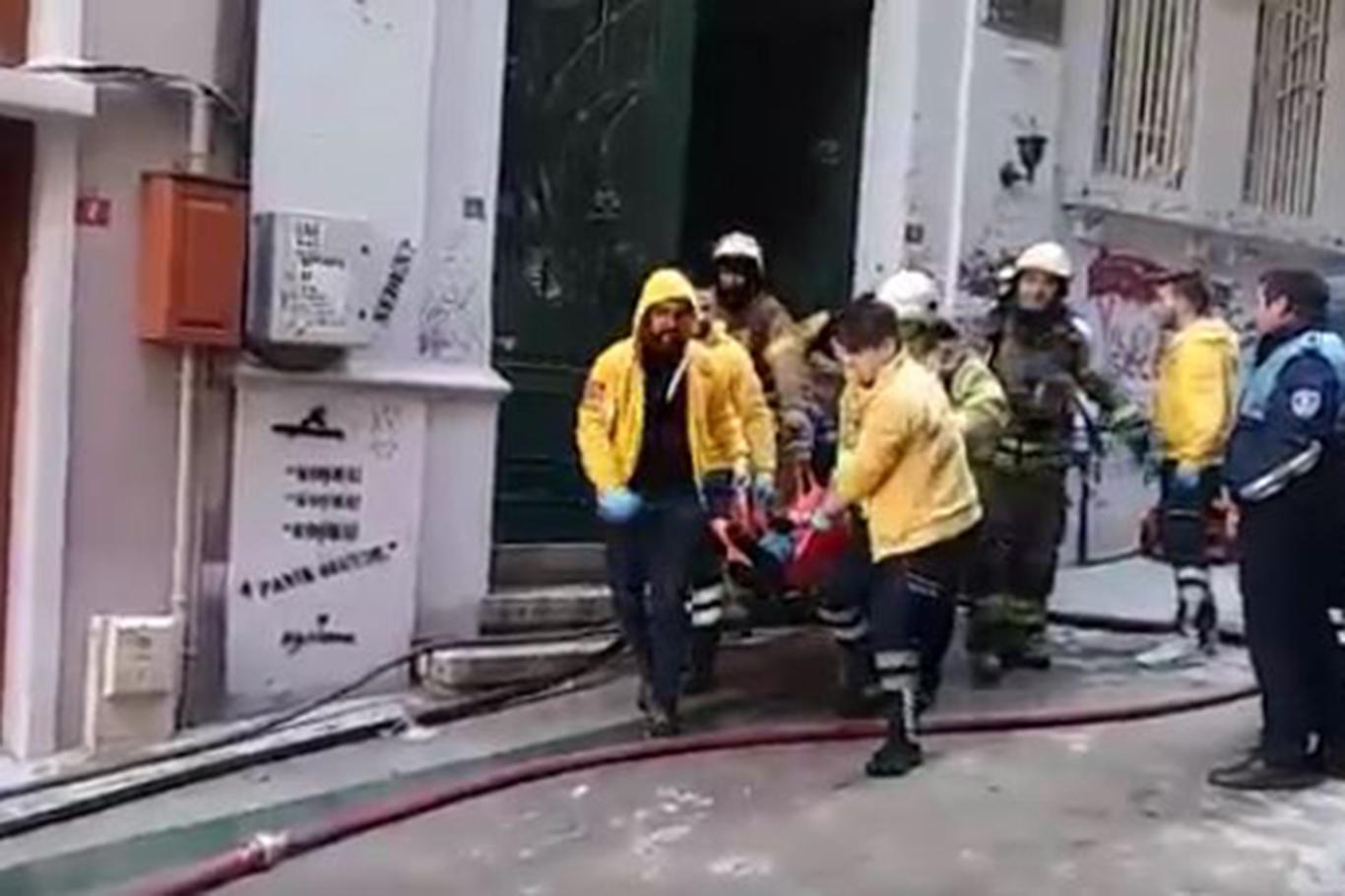 Beyoğlu'nda yangın: 4 ölü Beyoğlu'nda yangın: 4 ölü